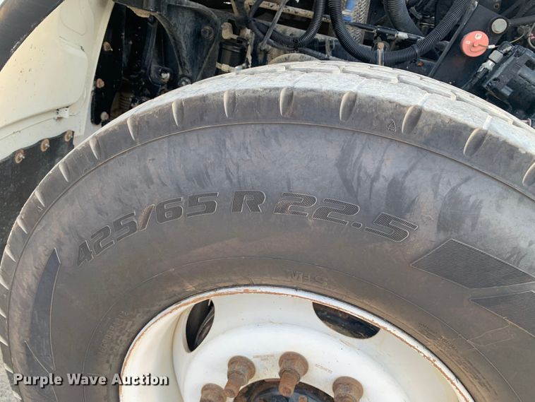 image for item DM7926 2015 Peterbilt 348 dump truck