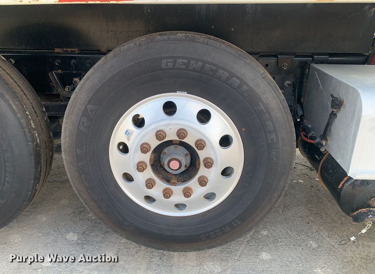 image for item DM7926 2015 Peterbilt 348 dump truck