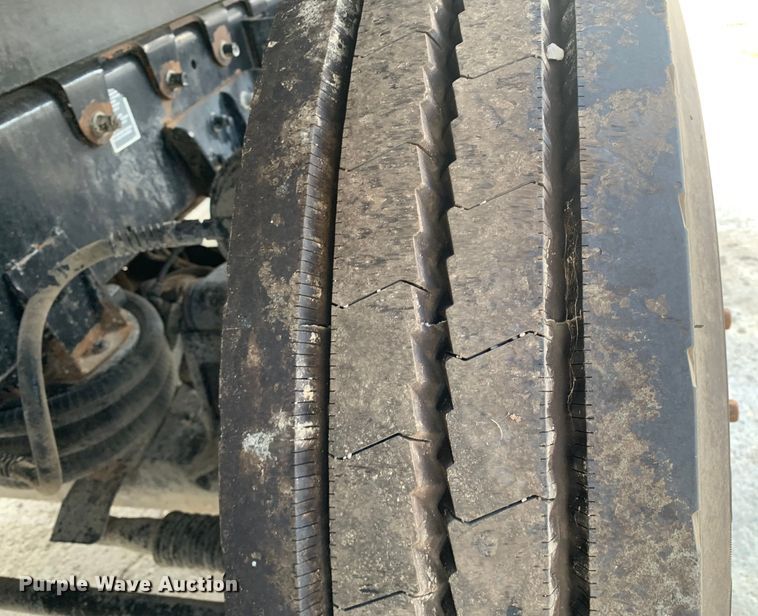 image for item DM7926 2015 Peterbilt 348 dump truck