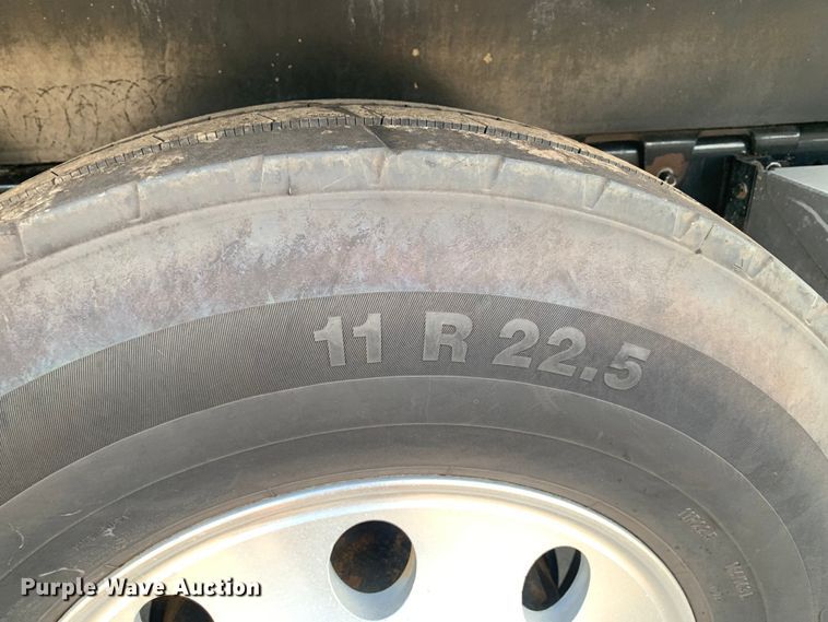 image for item DM7926 2015 Peterbilt 348 dump truck