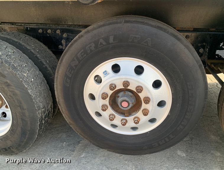 image for item DM7926 2015 Peterbilt 348 dump truck