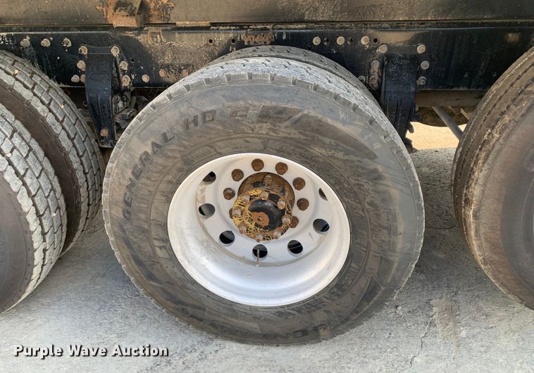 image for item DM7926 2015 Peterbilt 348 dump truck