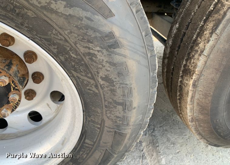 image for item DM7926 2015 Peterbilt 348 dump truck