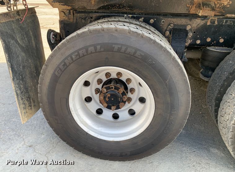 image for item DM7926 2015 Peterbilt 348 dump truck