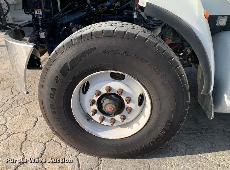 image for item DM7926 2015 Peterbilt 348 dump truck