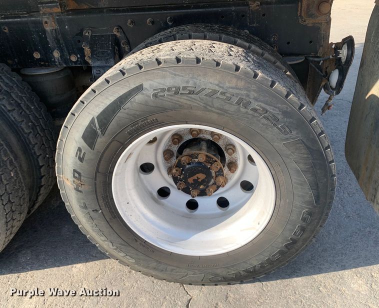 image for item DM7926 2015 Peterbilt 348 dump truck