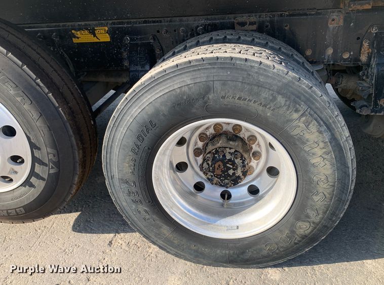 image for item DM7926 2015 Peterbilt 348 dump truck