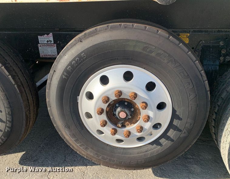 image for item DM7926 2015 Peterbilt 348 dump truck