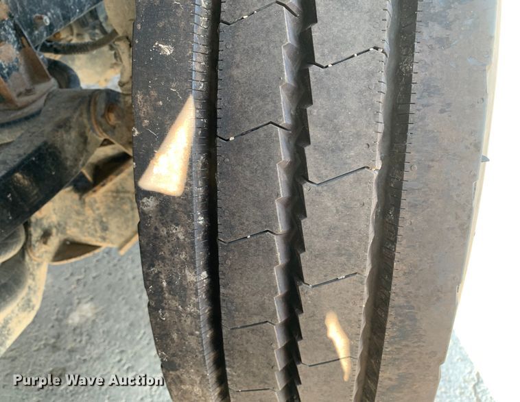 image for item DM7926 2015 Peterbilt 348 dump truck