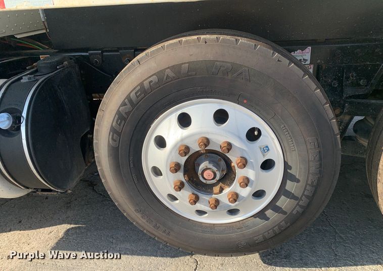 image for item DM7926 2015 Peterbilt 348 dump truck