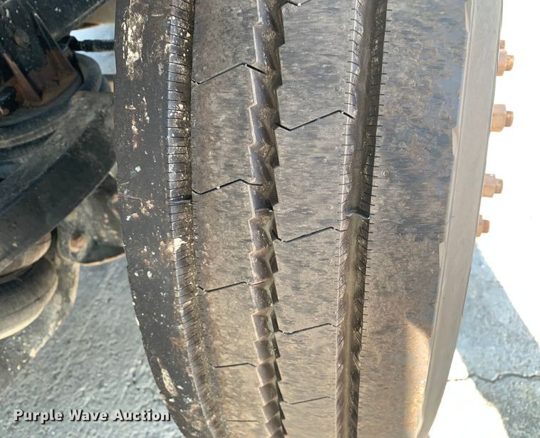 image for item DM7926 2015 Peterbilt 348 dump truck