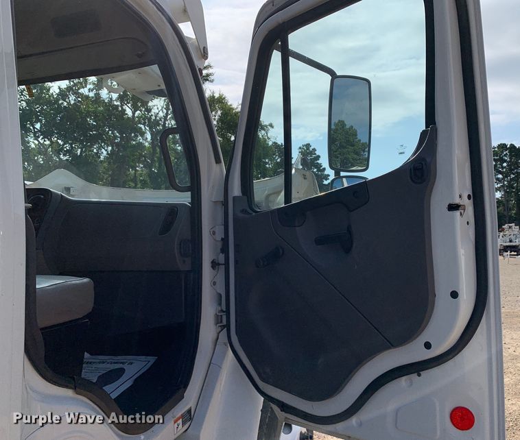 image for item DM7929 2015 Freightliner Business Class M2 bucket truck