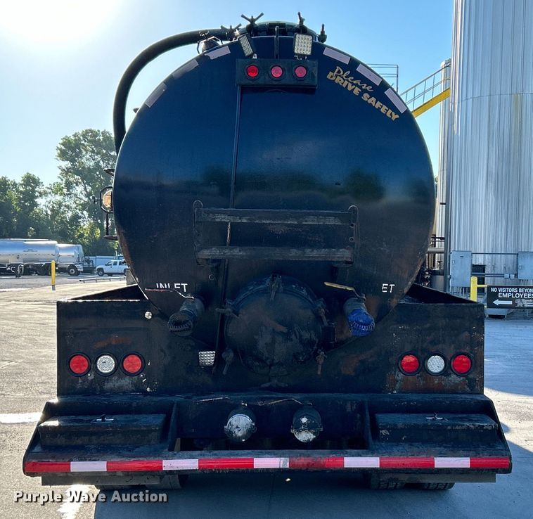 image for item DO6555 2008 Peterbilt 386 vacuum truck