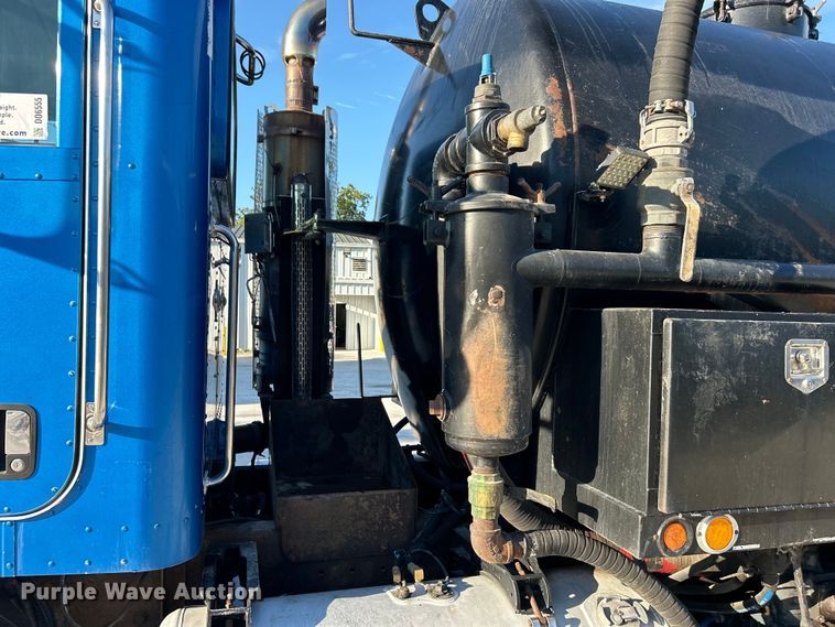 image for item DO6555 2008 Peterbilt 386 vacuum truck