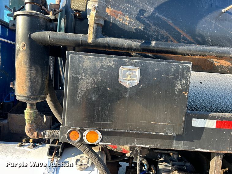 image for item DO6555 2008 Peterbilt 386 vacuum truck