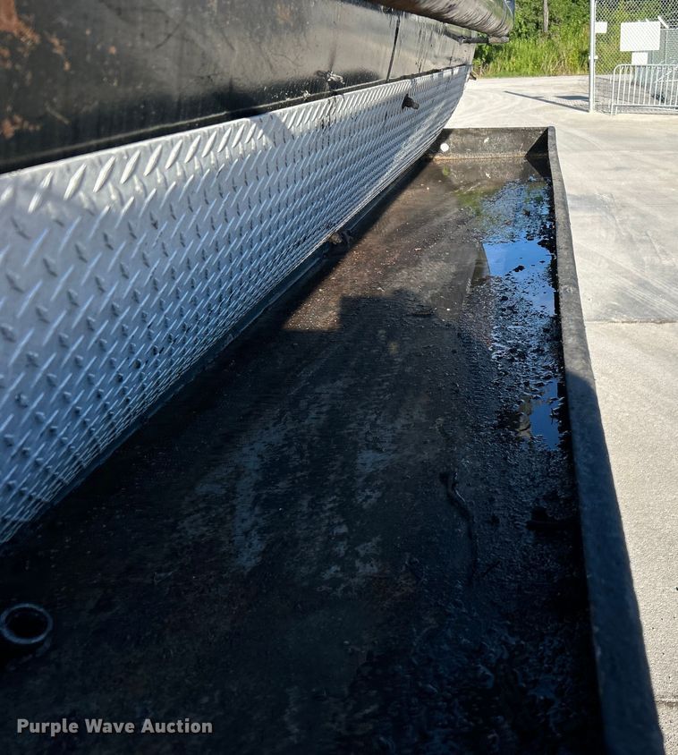 image for item DO6555 2008 Peterbilt 386 vacuum truck