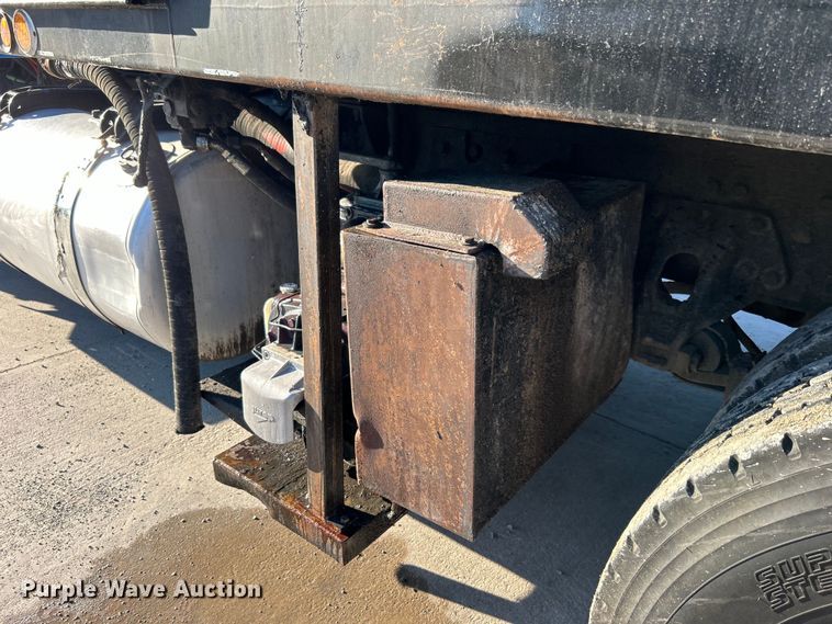 image for item DO6555 2008 Peterbilt 386 vacuum truck