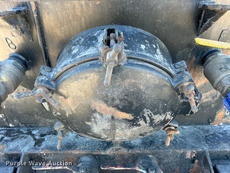 image for item DO6555 2008 Peterbilt 386 vacuum truck