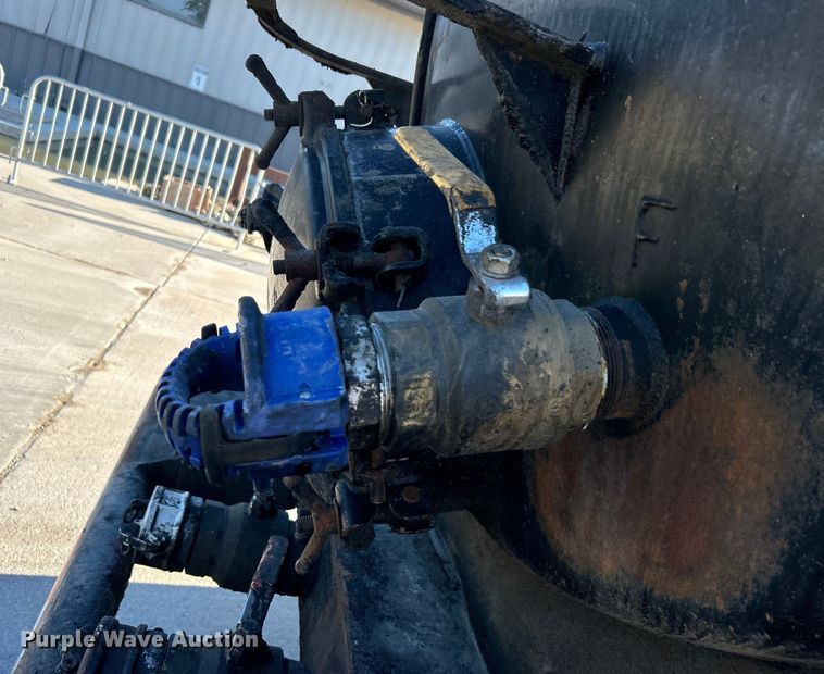 image for item DO6555 2008 Peterbilt 386 vacuum truck