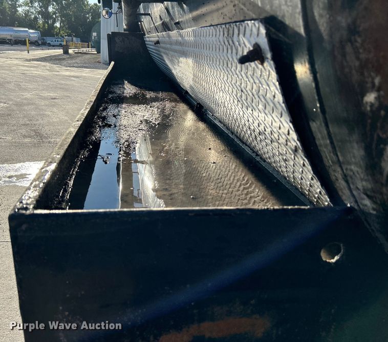 image for item DO6555 2008 Peterbilt 386 vacuum truck