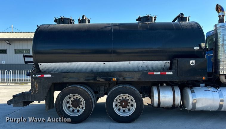 image for item DO6555 2008 Peterbilt 386 vacuum truck