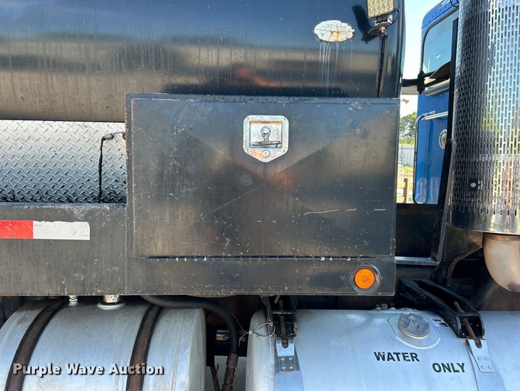 image for item DO6555 2008 Peterbilt 386 vacuum truck