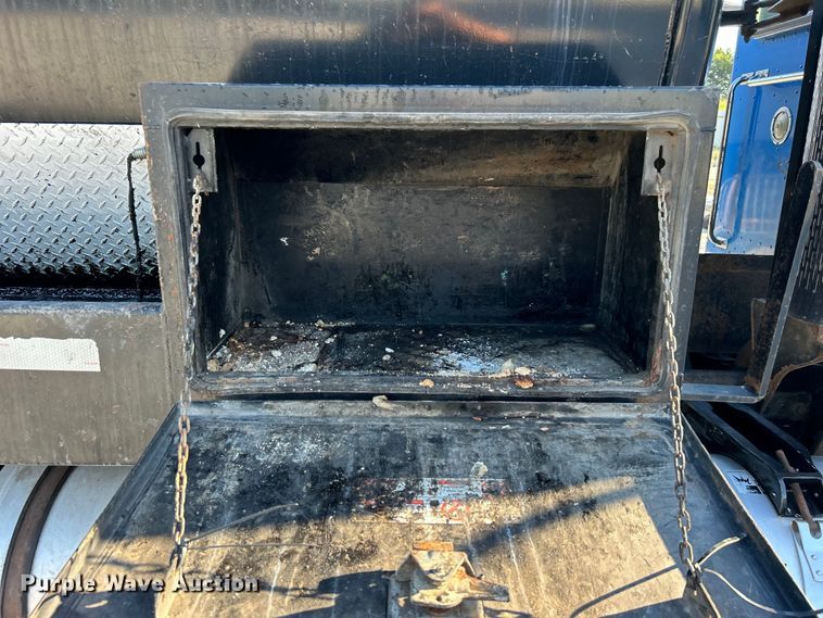 image for item DO6555 2008 Peterbilt 386 vacuum truck