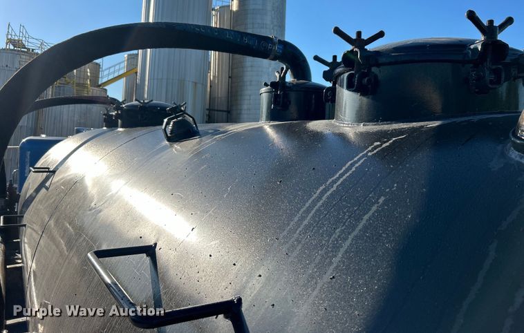 image for item DO6555 2008 Peterbilt 386 vacuum truck