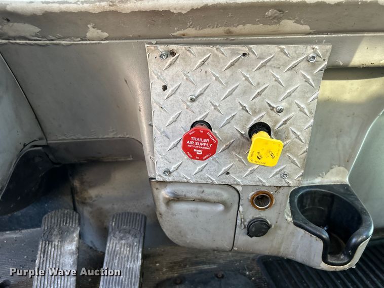 image for item DO6555 2008 Peterbilt 386 vacuum truck