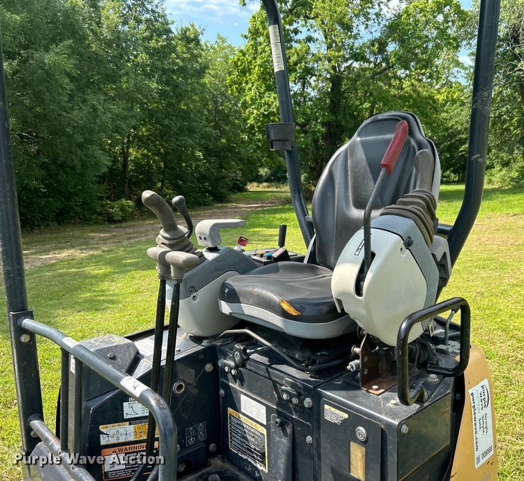 image for item DO6568 2016 John Deere 17G mini excavator