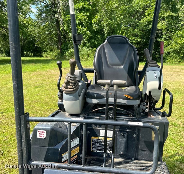 image for item DO6568 2016 John Deere 17G mini excavator