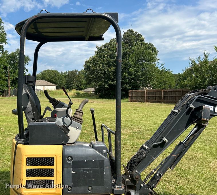 image for item DO6568 2016 John Deere 17G mini excavator