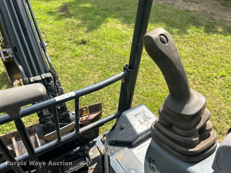 image for item DO6568 2016 John Deere 17G mini excavator