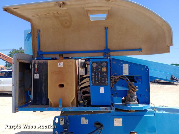 image for item DO7027 2006 Genie S-40 boom lift