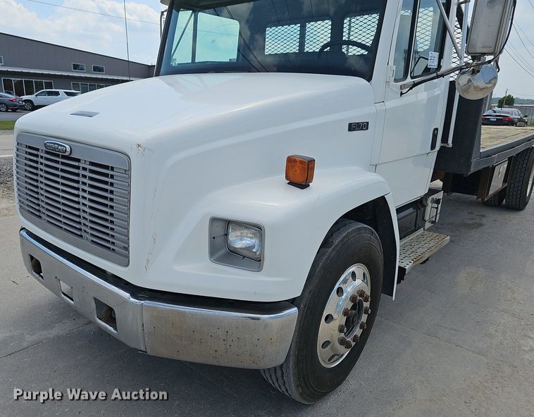 image for item DP0983 1997 Freightliner FL70 flatbed truck