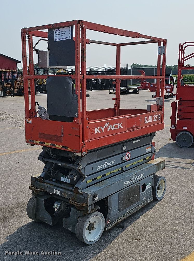 image for item DP1033 2014 Skyjack  SJIII 3219 scissor lift