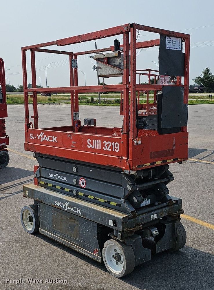 image for item DP1033 2014 Skyjack  SJIII 3219 scissor lift