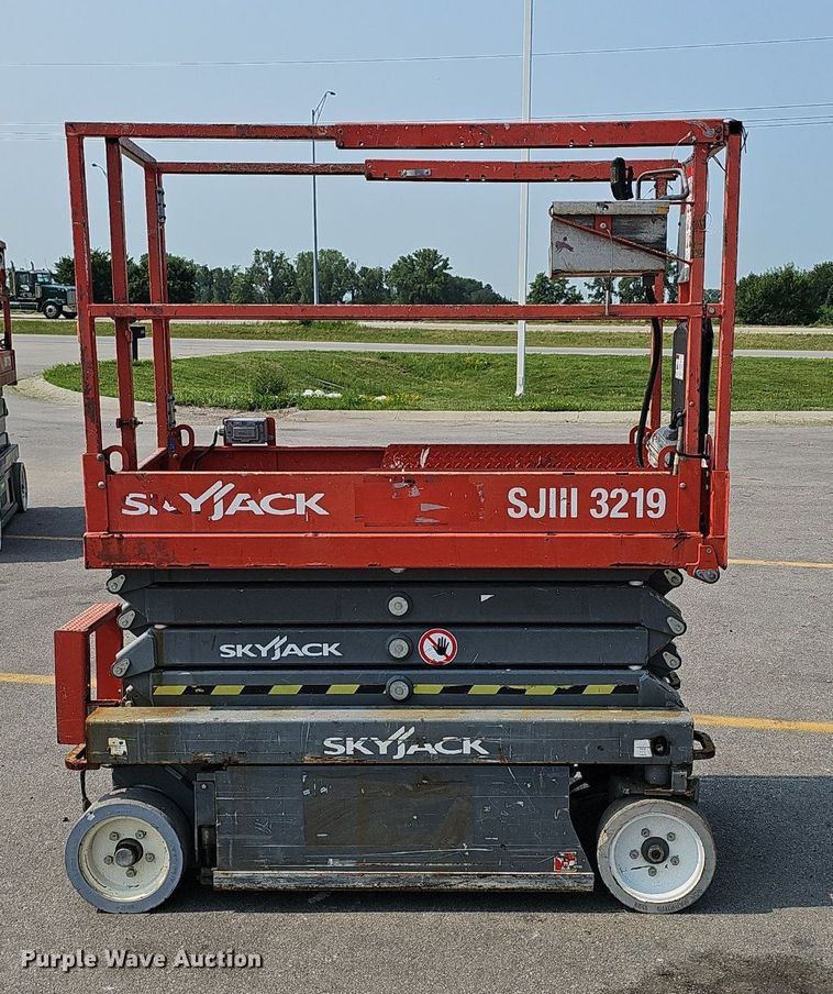 image for item DP1033 2014 Skyjack  SJIII 3219 scissor lift