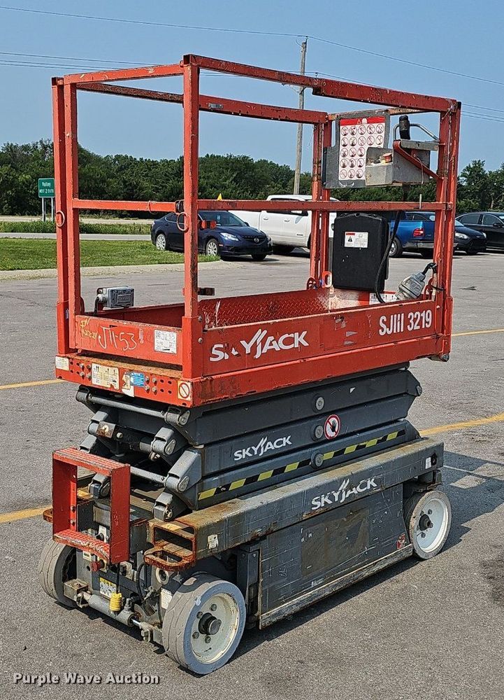 image for item DP1033 2014 Skyjack  SJIII 3219 scissor lift