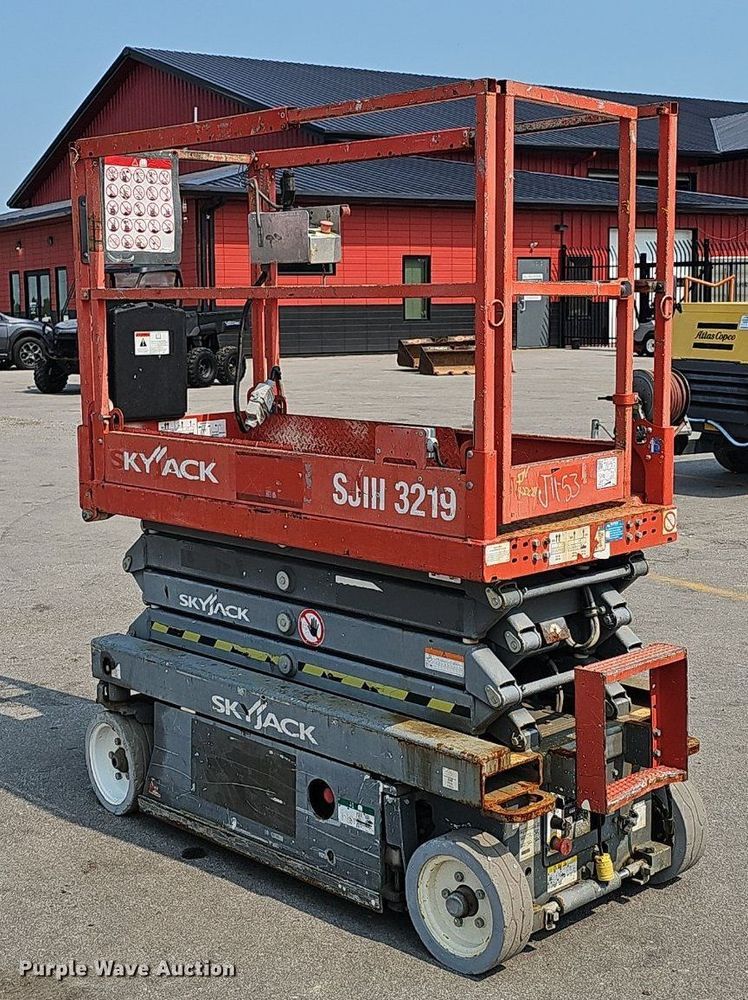 image for item DP1033 2014 Skyjack  SJIII 3219 scissor lift