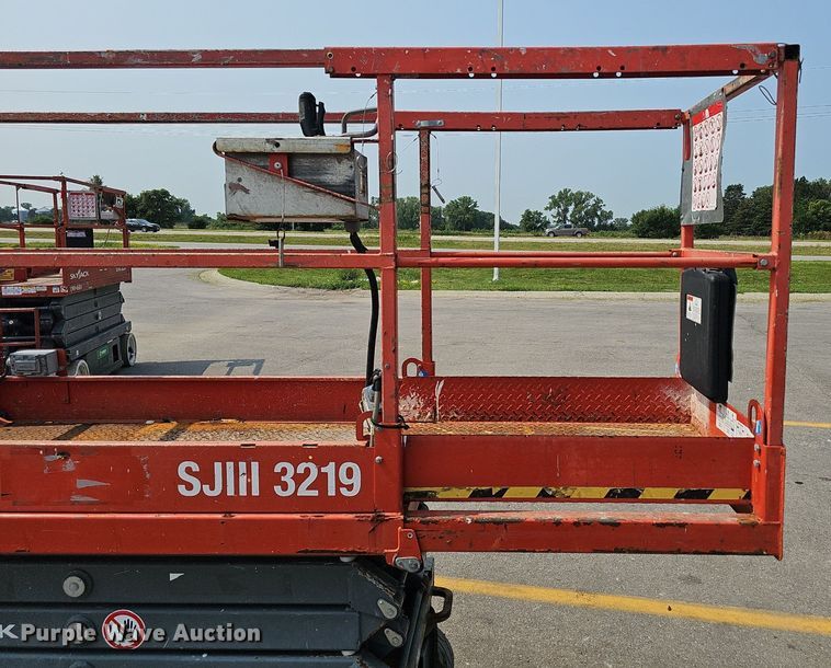 image for item DP1033 2014 Skyjack  SJIII 3219 scissor lift