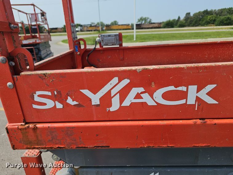 image for item DP1033 2014 Skyjack  SJIII 3219 scissor lift
