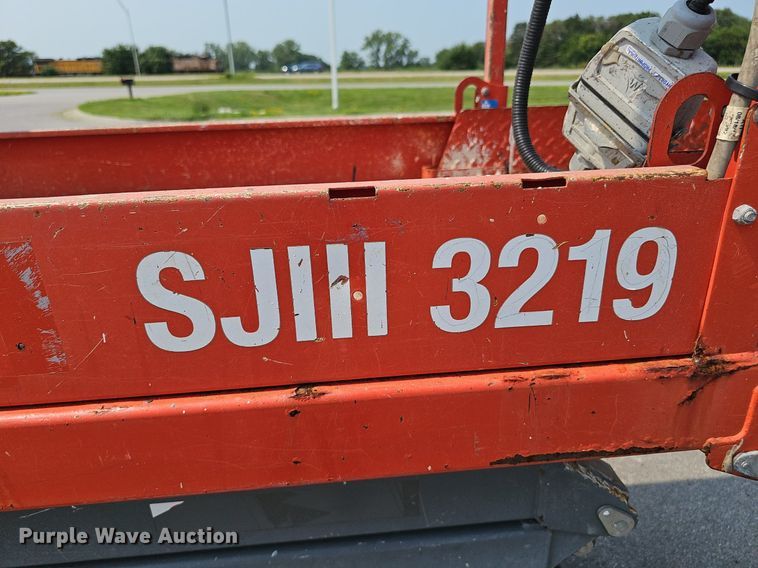 image for item DP1033 2014 Skyjack  SJIII 3219 scissor lift
