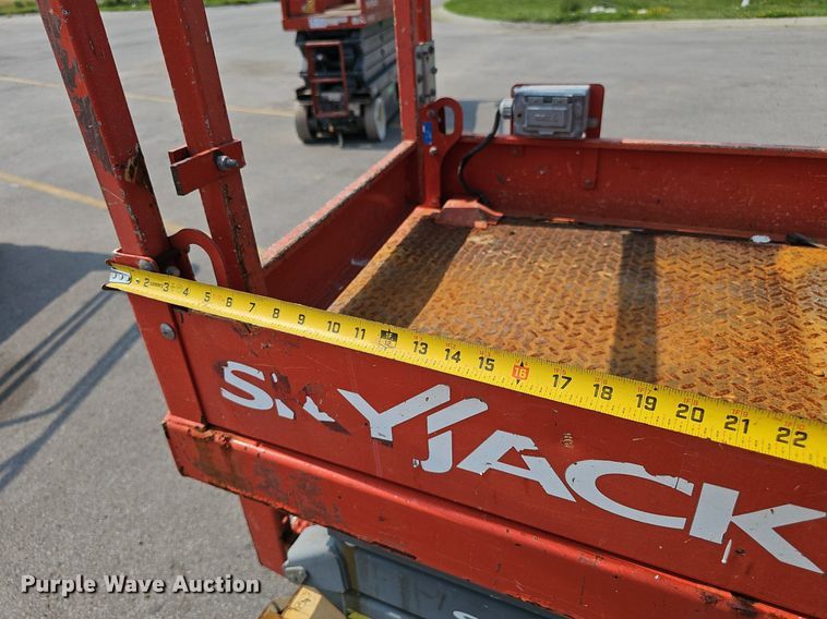image for item DP1033 2014 Skyjack  SJIII 3219 scissor lift