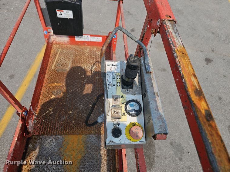 image for item DP1033 2014 Skyjack  SJIII 3219 scissor lift