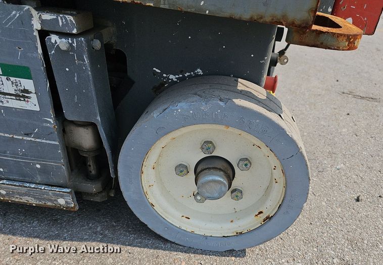 image for item DP1033 2014 Skyjack  SJIII 3219 scissor lift