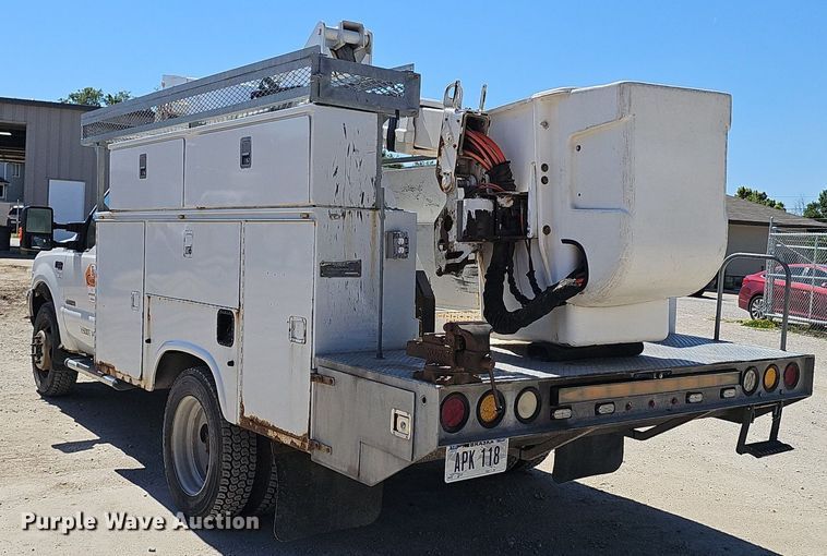 image for item DP6481 2004 Ford F550 Super Duty XL bucket truck