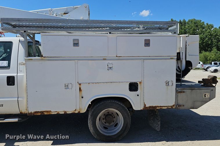 image for item DP6481 2004 Ford F550 Super Duty XL bucket truck