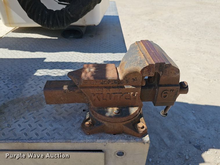 image for item DP6481 2004 Ford F550 Super Duty XL bucket truck