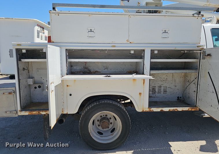 image for item DP6481 2004 Ford F550 Super Duty XL bucket truck